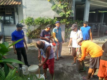 Penyemprotan Mandiri Disinfektan Warga Nitiprayan RT 01